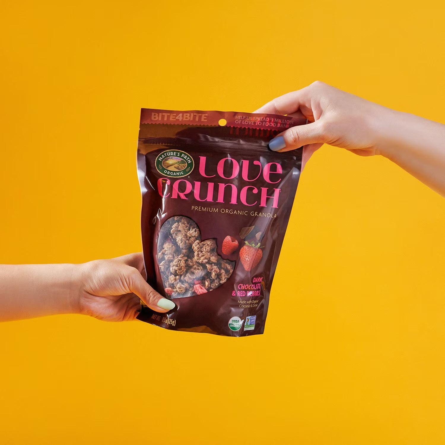 네이처스 패스 러브 크런치 유기농 다크 초콜릿 & 레드 베리 그래놀라 32oz – 진한 다크 초콜릿과 상큼한 베리의 조화로 풍부한 맛을 즐기는 유기농 그래놀라
